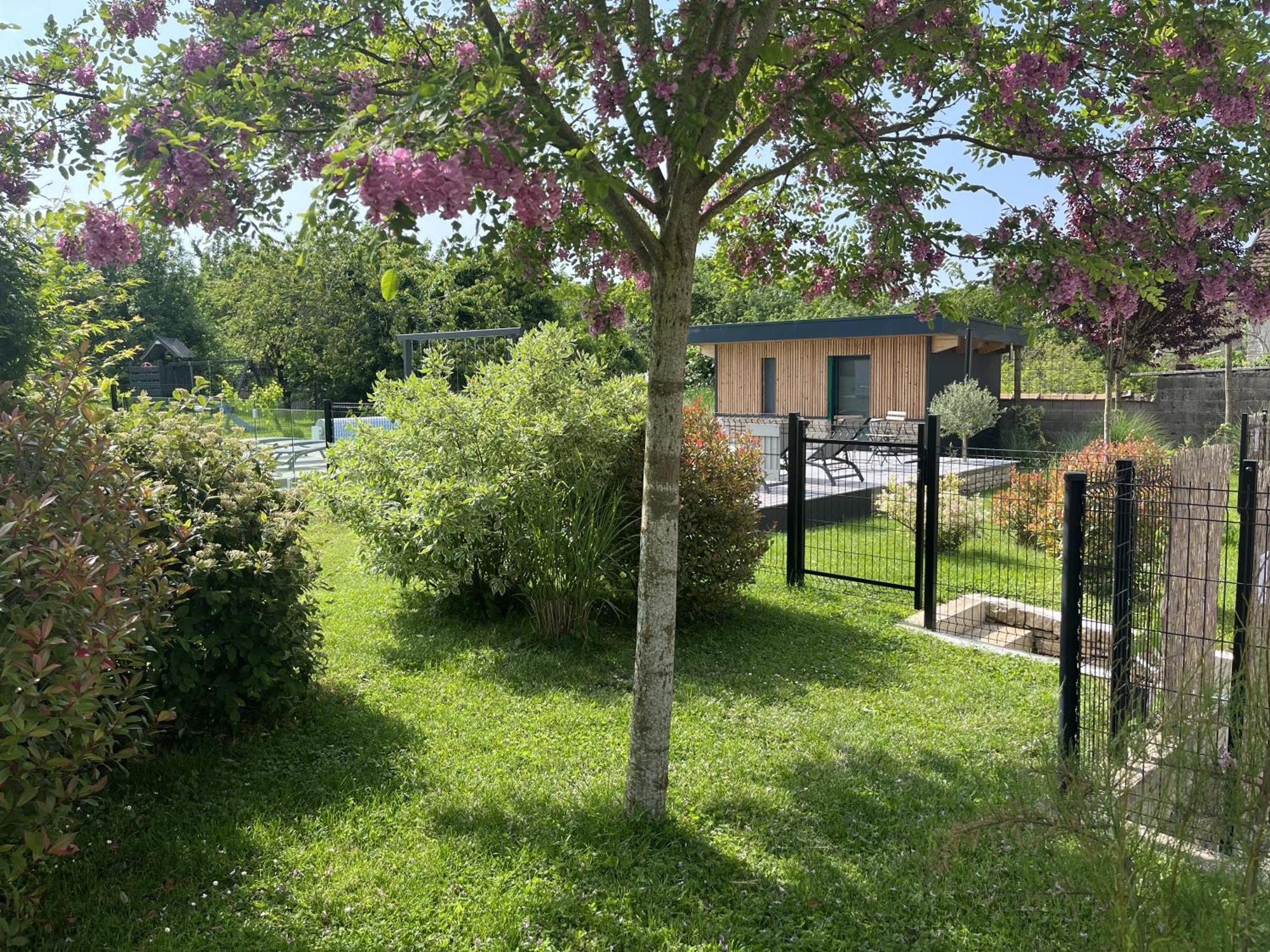 Appart-Hotel N 4 Calme Avec Terrasse, Wi-Fi Haut Debit, Petit-Dejeuner, Room-Service Et Parking Prive Chouzelot Kültér fotó