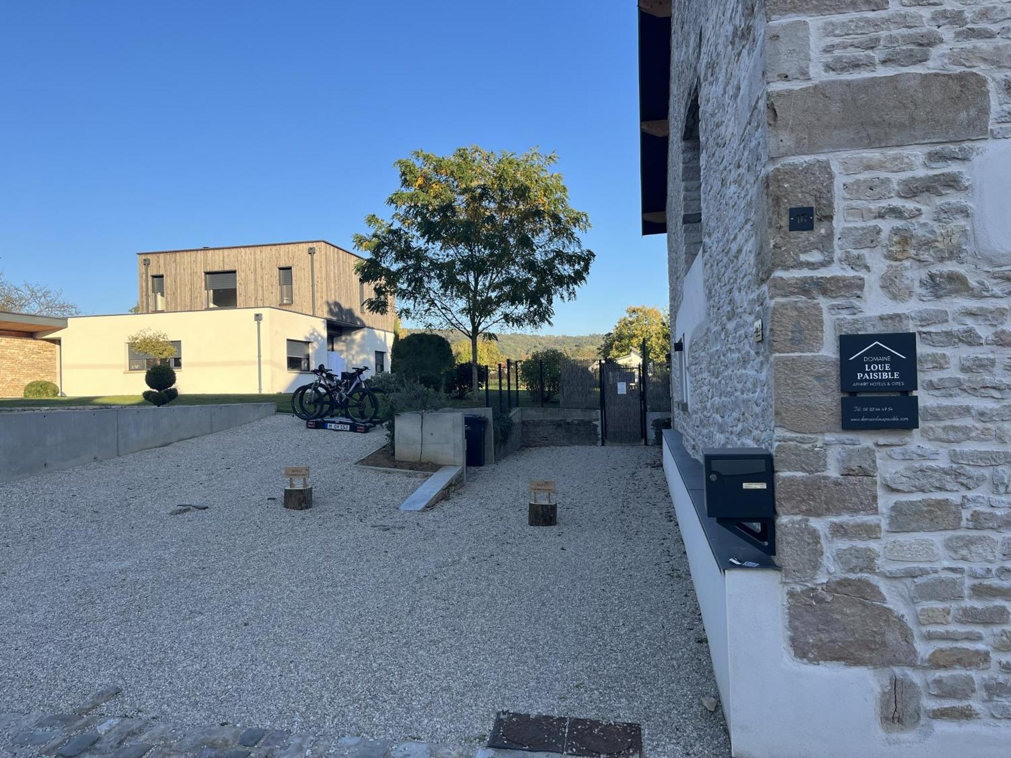 Appart-Hotel N 4 Calme Avec Terrasse, Wi-Fi Haut Debit, Petit-Dejeuner, Room-Service Et Parking Prive Chouzelot Kültér fotó