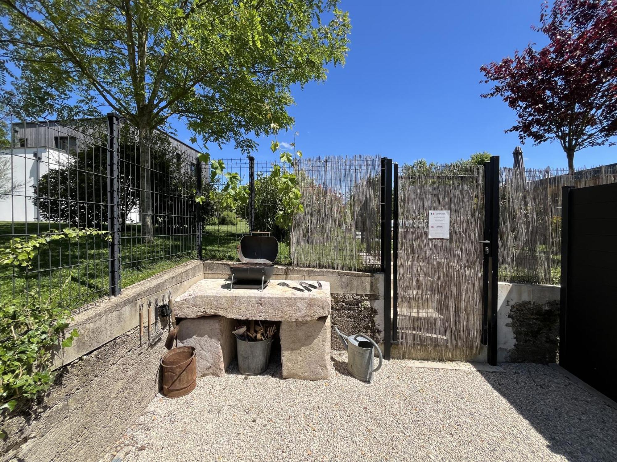 Appart-Hotel N 4 Calme Avec Terrasse, Wi-Fi Haut Debit, Petit-Dejeuner, Room-Service Et Parking Prive Chouzelot Kültér fotó